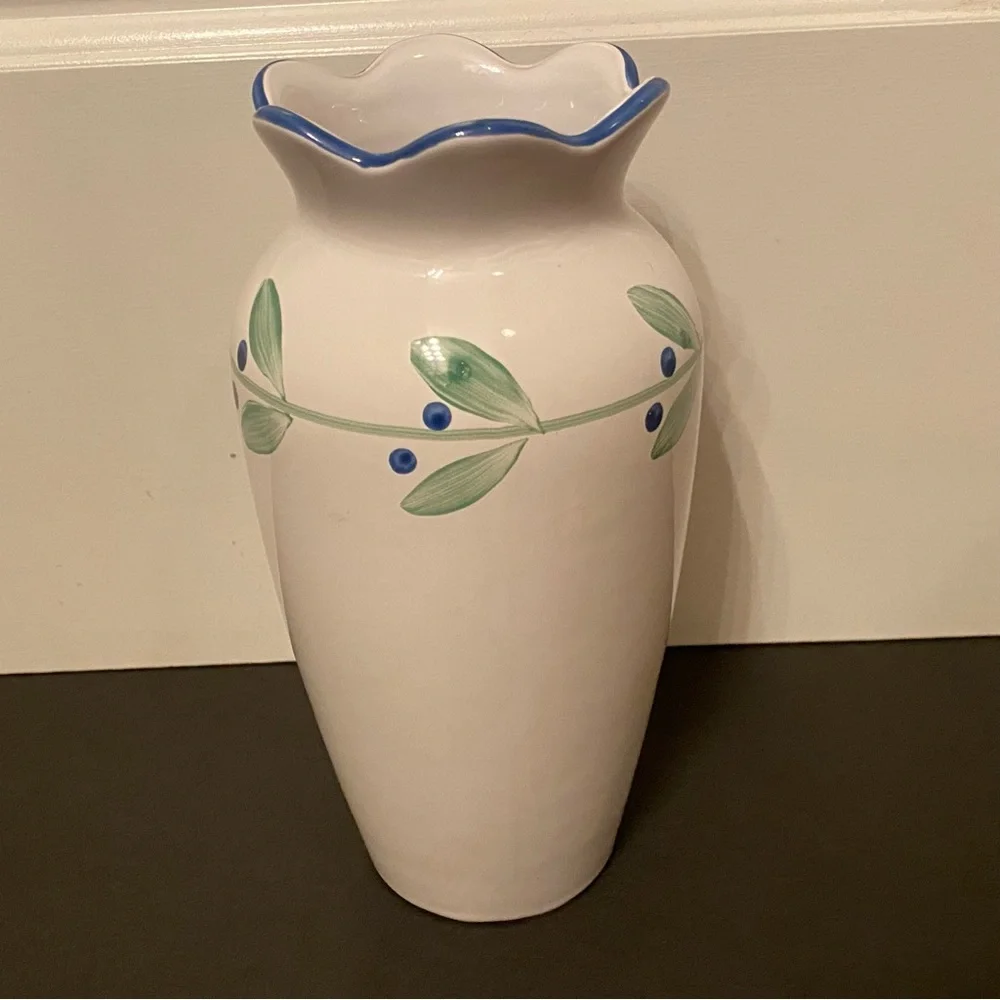 DANSK DAN70 9” VASE WHITE BLUEBERRIES GREEN LEAVES & RING BLUE TRIM HOME ACCENT
